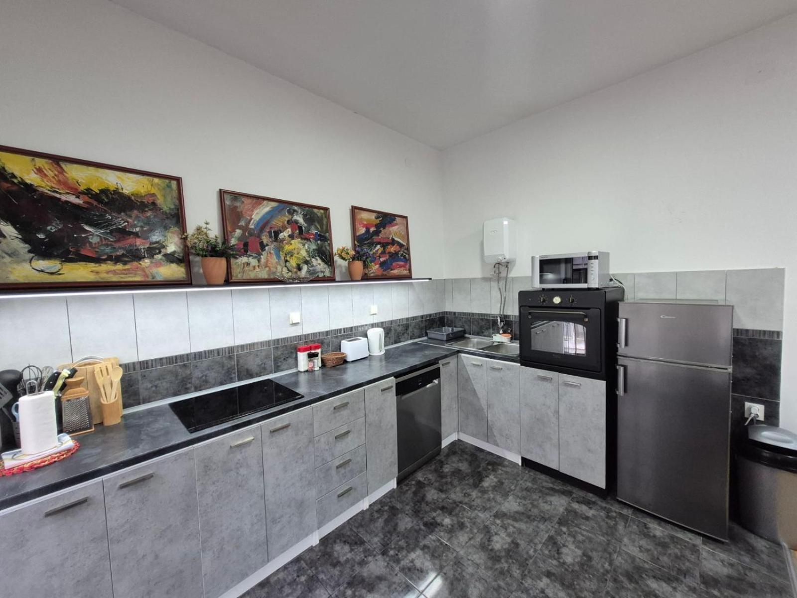 Authentic Belgrade Centre Apartments For Large Groups, Republic Square - Up To 47 People In 5 Apartments Rum bild